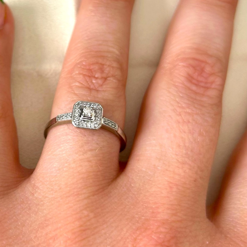 10K White Gold Halo Diamond Ring - 9.5